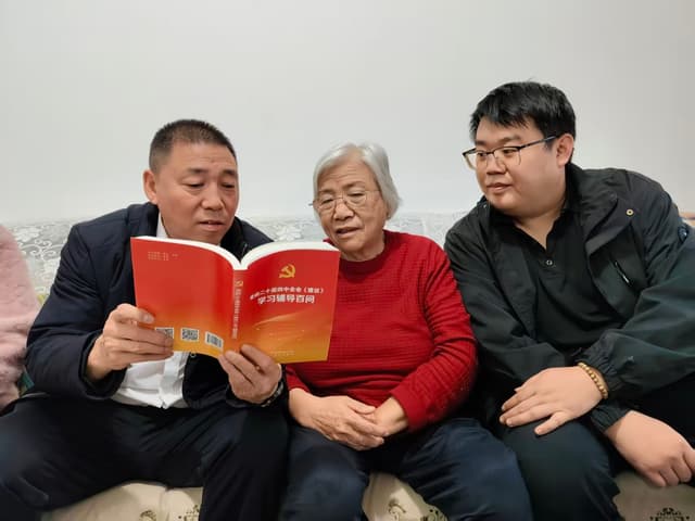 送学上门递党音 银发课堂映初心——一四四团二社区推动退休党员全会精神学习全覆盖