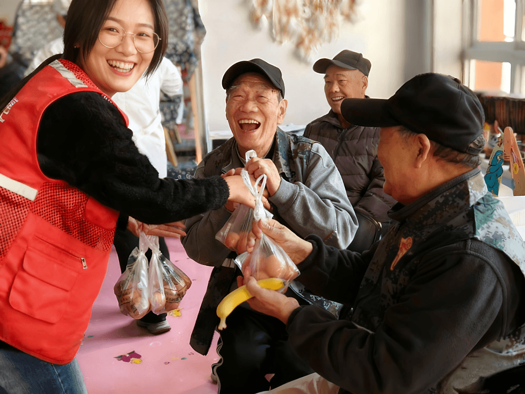 一碗长寿面，一朵纸杯花： 景湖社区重阳节上演温情“双向奔赴”