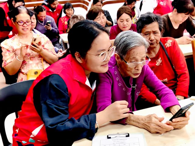 坪山社区：智慧助老出新招，长者解锁AI新技能